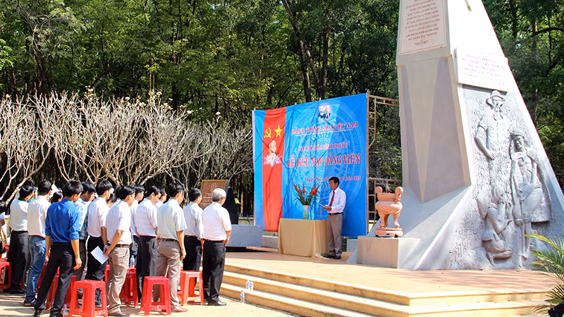 Tượng đài Phú Riềng Đỏ, nơi giáo dục truyền thống yêu nước cho thế hệ trẻ.
