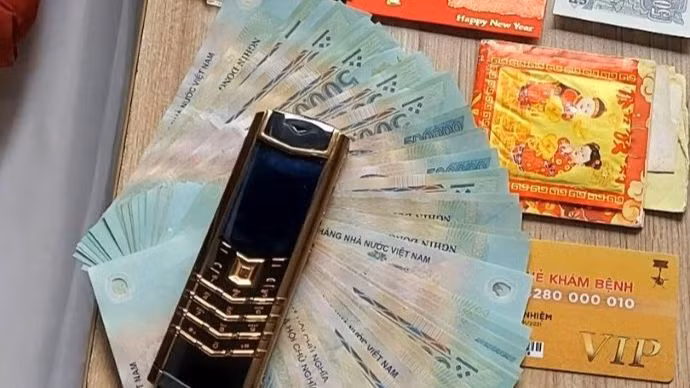 Một số tài sản, vật dụng của hành khách bỏ quên tại Ga Thanh Hóa.