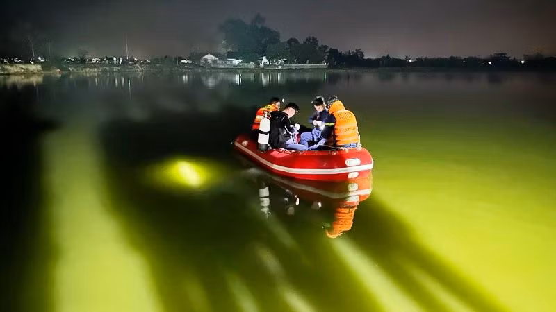 Lực lượng chuyên nghiệp tìm kiếm nạn nhân trong đêm.