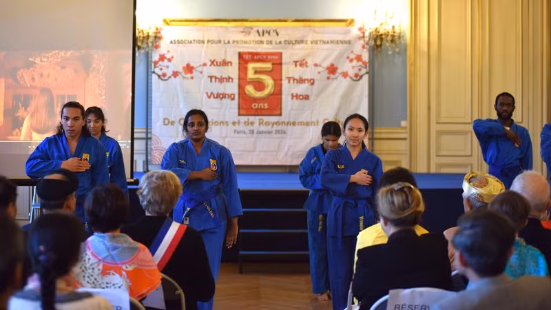 Tiết mục biểu diễn võ thuật của các võ sinh đến từ Liên đoàn võ cổ truyền Việt Nam tại Pháp. (Ảnh: KHẢI HOÀN)
