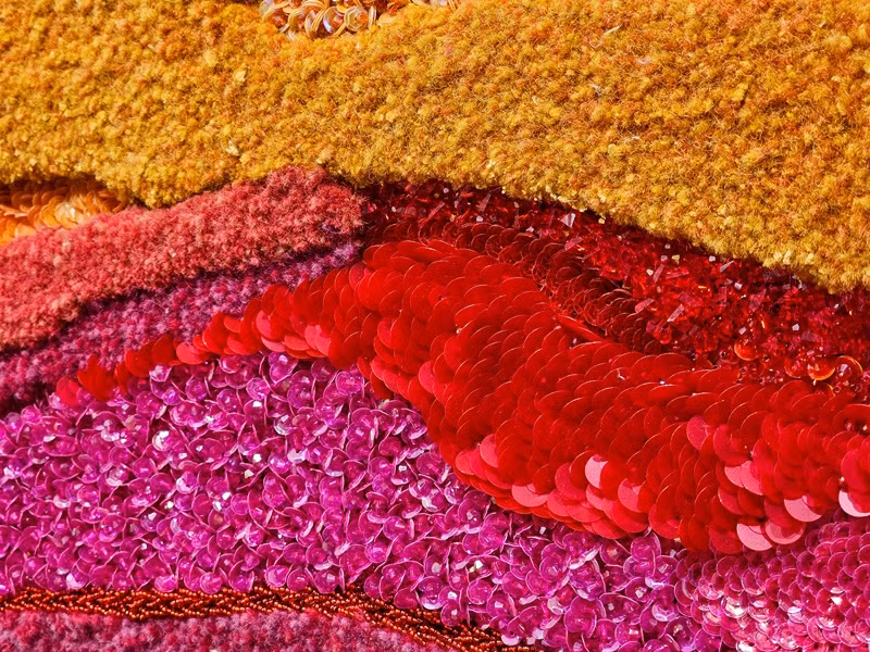 Chất liệu đá, cườm, bông hay lông cừu đều được nghệ sĩ Tia-Thủy Nguyễn sử dụng một cách tài tình. (Ảnh: MINH DUY) Chất liệu đá, cườm, bông hay lông cừu đều được nghệ sĩ Tia-Thủy Nguyễn sử dụng một cách tài tình. (Ảnh: MINH DUY)