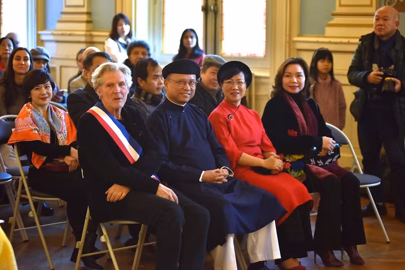 Ông Éric Pliez, Thị trưởng quận 20, luôn đồng hành cùng Hội Tôn vinh Văn hóa Việt Nam APCV. (Ảnh: MINH DUY)