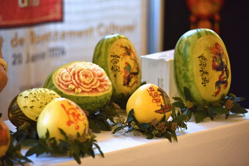 Ý tưởng khắc dưa hấu trang trí ngày Tết thu hút sự chú ý của bạn bè Pháp. (Ảnh: MINH DUY)