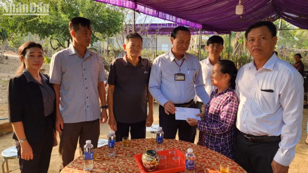 Lãnh đạo huyện Bù Đốp thăm hỏi, động viên gia đình có con bị đuối nước.