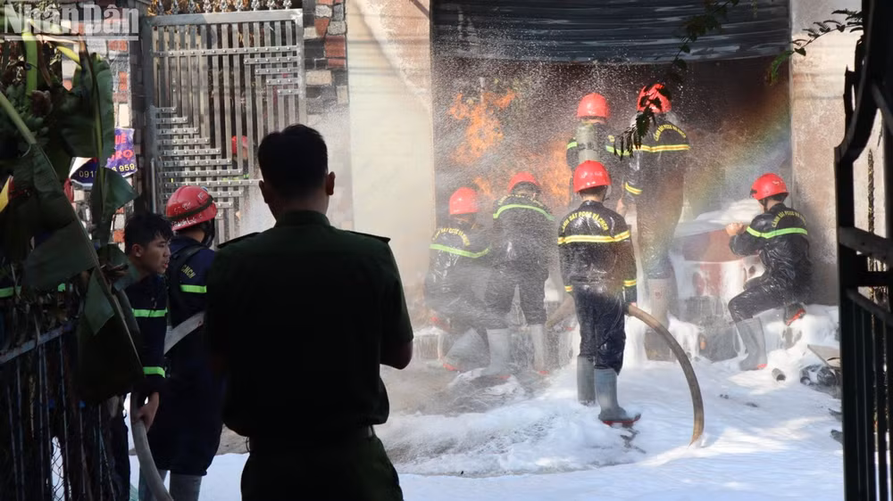 Lực lượng chữa cháy khống chế ngọn lửa.