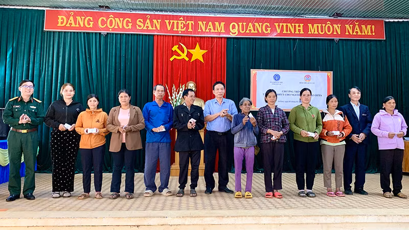 Hơn 320 thẻ bảo hiểm y tế tặng đồng bào dân tộc thiểu số ở Gia Lai