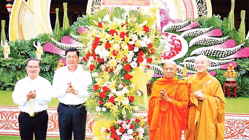 Lãnh đạo thành phố Cần Thơ tặng hoa chúc mừng Đại lễ Phật đản năm 2024.
