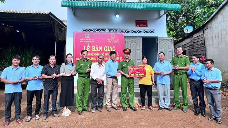 Ủy ban nhân dân và Công an huyện Ea Kar bàn giao nhà tình nghĩa tặng hộ nghèo ở xã Cư Huê.