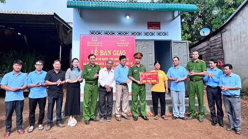 Ủy ban nhân dân và Công an huyện Ea Kar bàn giao nhà tình nghĩa tặng hộ nghèo ở xã Cư Huê.