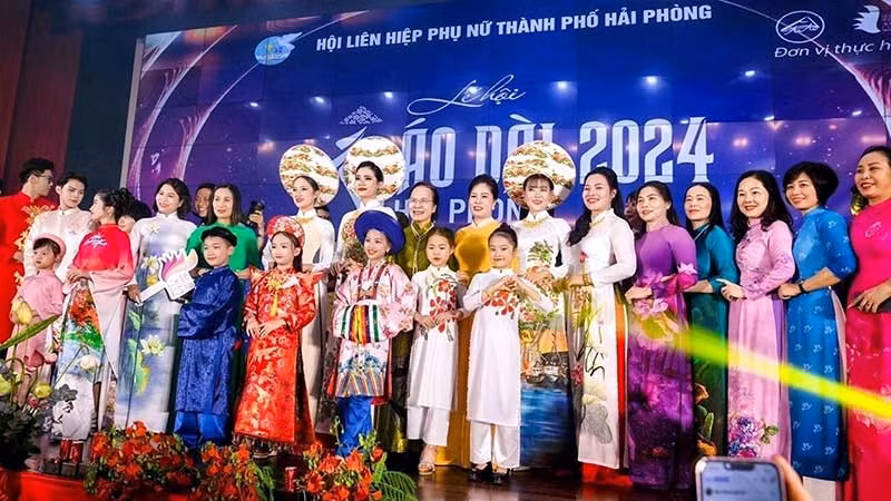 Giới thiệu Áo dài An An mang dấu ấn Hải Phòng tại một sự kiện văn hóa.