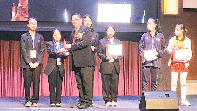 Nguyễn Thiên Kim được vinh danh tại giải trẻ thế giới tổ chức tại Malaysia. (Ảnh NVCC)