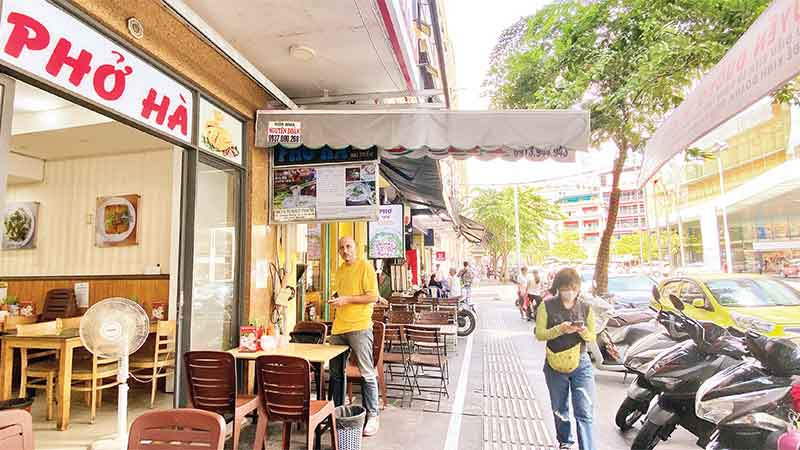 Một tuyến đường trên địa bàn Quận 1 đang áp dụng thu phí vỉa hè qua phần mềm.