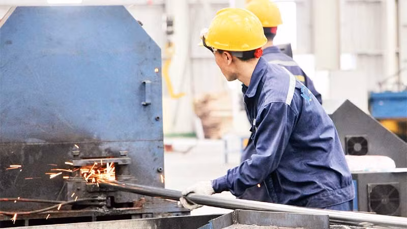 Người lao động cần tìm hiểu và trang bị các kiến thức về an toàn lao động để bảo đảm an toàn tại môi trường làm việc.