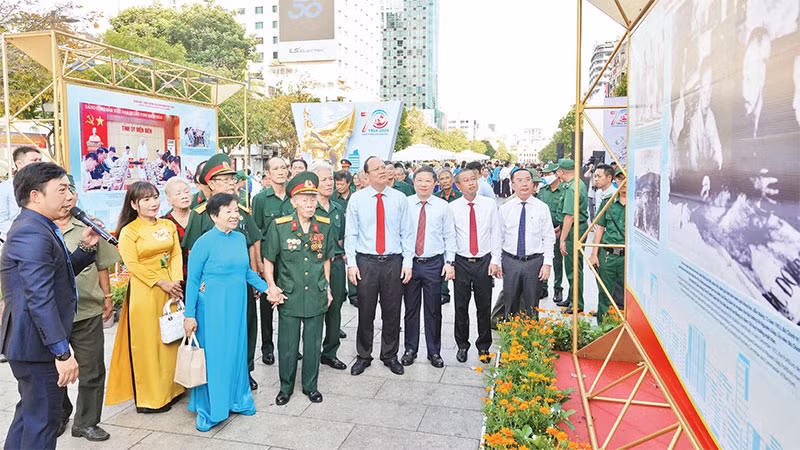 Các đại biểu tham quan Triển lãm ảnh “Chiến thắng Điện Biên Phủ - Sức mạnh Việt Nam, tầm vóc thời đại” tại Thành phố Hồ Chí Minh.
