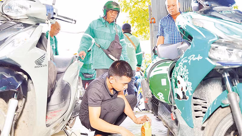 Điểm dừng chân số 44, đường liên khu 16-18, phường Bình Trị Đông, quận Bình Tân là nơi các lái xe nghỉ chân, bảo dưỡng xe.