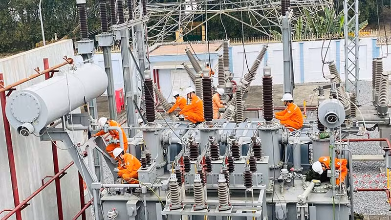 Cán bộ, nhân viên Tổng công ty Điện lực thành phố Hà Nội (EVNHANOI) kiểm tra, bảo dưỡng thiết bị trạm biến áp và đường dây để cung ứng điện an toàn, ổn định.