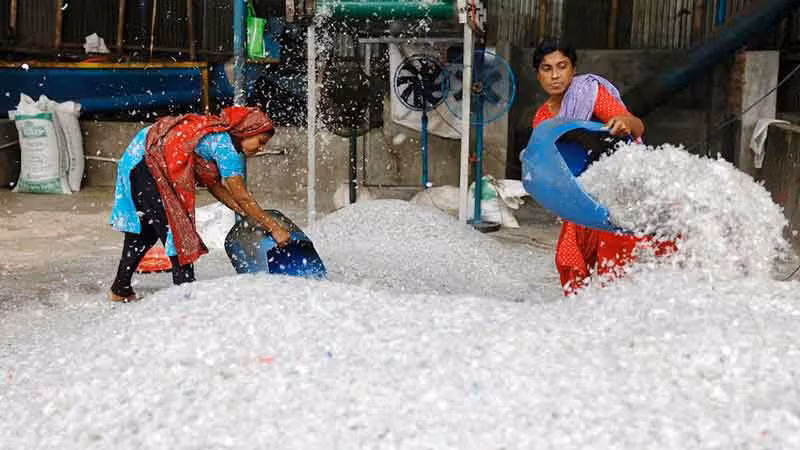 Nhà máy tái chế nhựa ở Bangladesh. (Ảnh REUTERS)