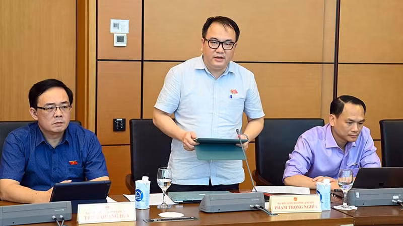 Đại biểu Quốc hội tỉnh Lạng Sơn phát biểu thảo luận tại tổ. (Ảnh DUY LINH)