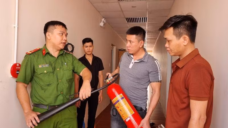 Kiểm tra công tác phòng cháy, chữa cháy tại cơ sở kinh doanh dịch vụ karaoke ở địa bàn thành phố Quảng Ngãi.