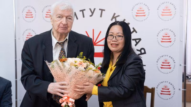 Bà Nguyễn Thị Hồng Nam tặng hoa tác giả. (Ảnh: Thanh Thể)