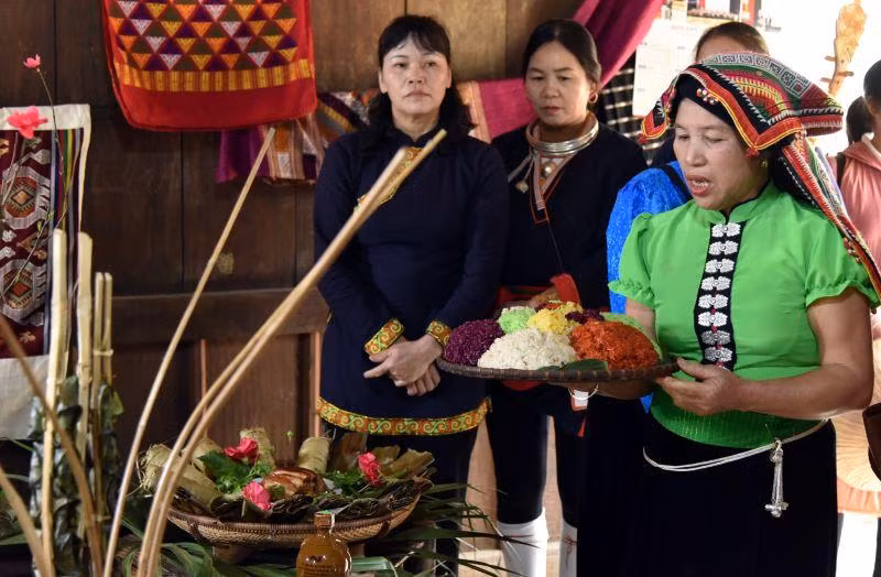 Xôi ngũ sắc là món ăn quen trong mâm cơm ngày lễ, Tết. 