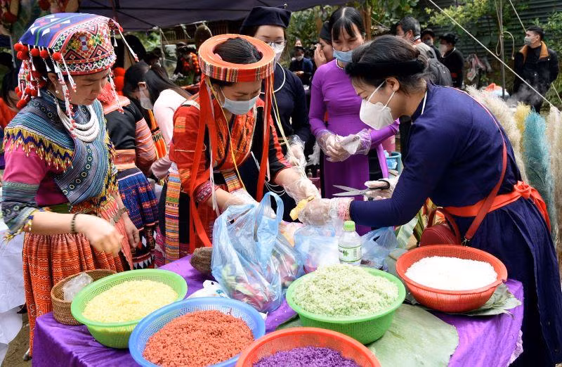Xôi ngũ sắc là sự kết hợp tinh tế của gạo nếp và nhiều loại cây, củ, quả. Xôi ngũ sắc là sự kết hợp tinh tế của gạo nếp và nhiều loại cây, củ, quả.