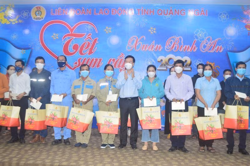 Ủy viên Bộ Chính trị, Thường trực Ban Bí thư Võ Văn Thưởng tham dự Chương trình “Tết sum vầy-Xuân bình an năm 2022”, tặng quà Tết cho công nhân có hoàn cảnh khó khăn Khu công nghiệp VSIP Quảng Ngãi. 