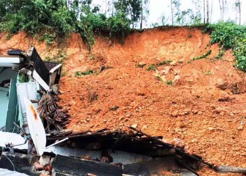 Ban Chỉ huy PCTT& TKCN tỉnh Thừa Thiên Huế cảnh báo các vị trí có nguy cơ lũ quét, lũ ống, trượt lở đất đá vùng đồi núi, lũ cường suất cao trên địa bàn do mưa lớn trong 2 ngày 2 và 3/12.