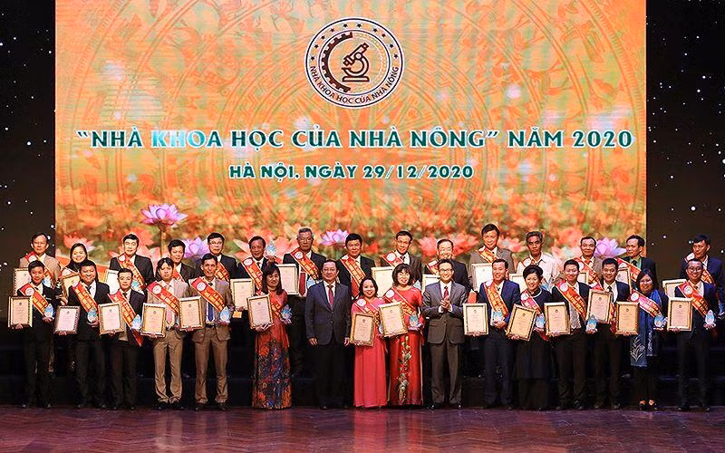 Đại diện Lãnh đạo Đảng, Nhà nước, các bộ, ngành cùng các đại biểu tại Lễ tuyên dương “Nhà khoa học của nhà nông” lần thứ 3, năm 2020.
