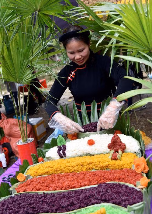 Những tác phẩm trình bày độc đáo của xôi ngũ sắc. Những tác phẩm trình bày độc đáo của xôi ngũ sắc.