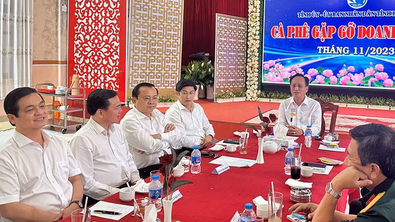 Chủ tịch Ủy ban nhân dân tỉnh Bạc Liêu Phạm Văn Thiều cùng các đồng chí Thường trực Tỉnh ủy và Thường trực Ủy ban nhân dân tỉnh tại buổi cà phê gặp gỡ các doanh nhân. (Ảnh TRỌNG DUY).