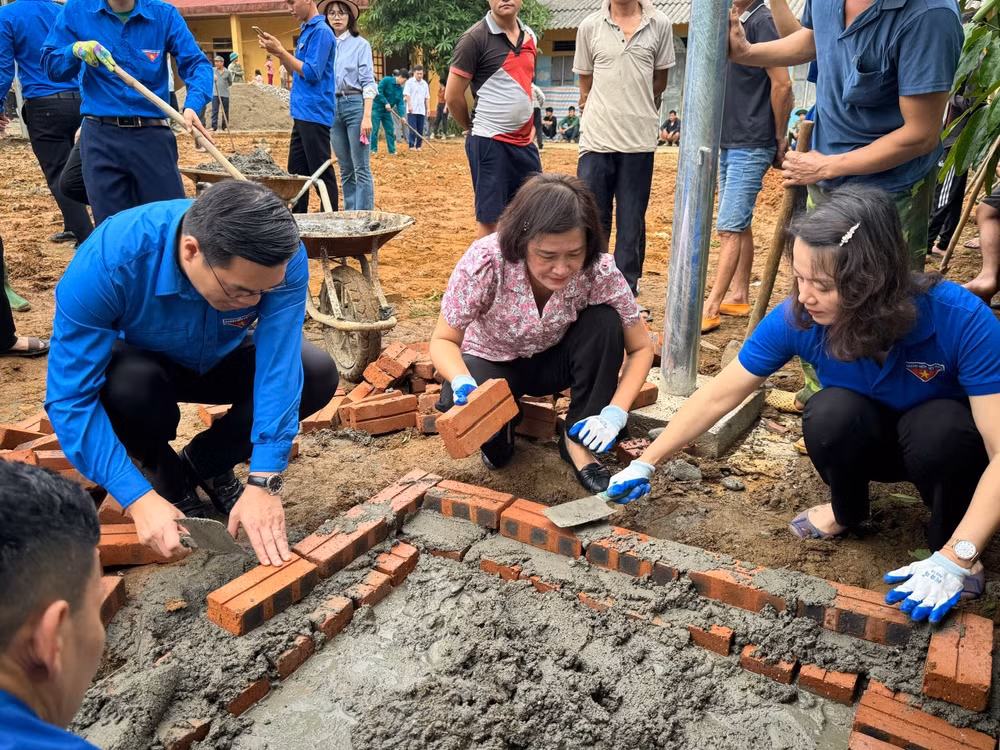 Xây dựng bể chứa chất thải tập trung. (Ảnh: THANH SƠN)