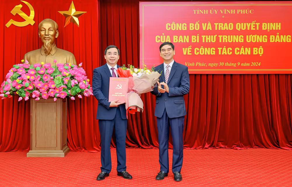 Bí thư Tỉnh ủy Dương Văn An trao Quyết định của Ban Bí thư chuẩn y chức vụ Phó Bí thư Tỉnh ủy cho đồng chí Bùi Huy Vĩnh.