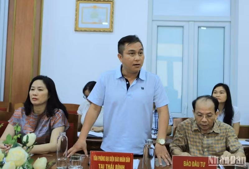 Phóng viên Báo Nhân Dân đặt câu hỏi tại buổi họp báo.