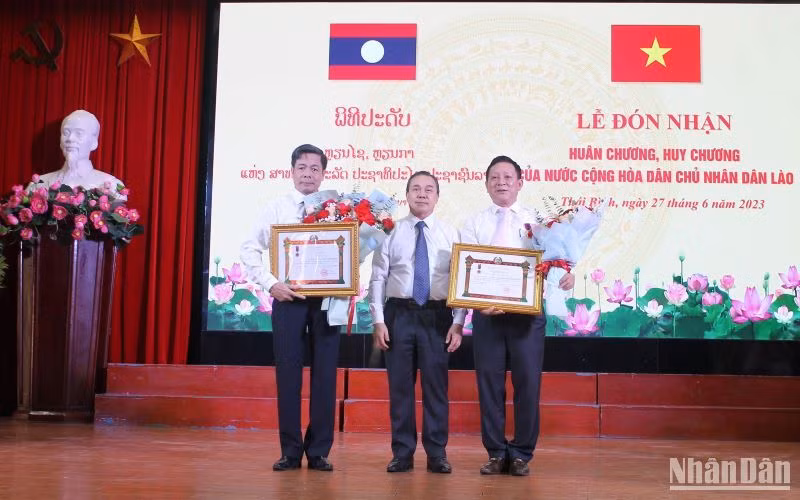 Hai cán bộ Trường Đại học Y Dược Thái Bình đón nhận Huân chương Lao động hạng 3 do Chủ tịch nước Cộng hòa Dân chủ Nhân dân Lào trao tặng.