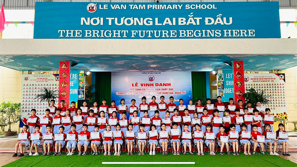 Trường tiểu học Lê Văn Tám vinh danh học sinh đạt giải cao tại các kỳ thi năm học 2023-2024.