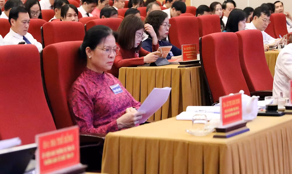 Đồng chí Hà Thị Nga, Ủy viên Trung ương Đảng, Bí thư Tỉnh ủy, Trưởng Đoàn Đại biểu Quốc hội tỉnh Tuyên Quang tham dự kỳ họp.