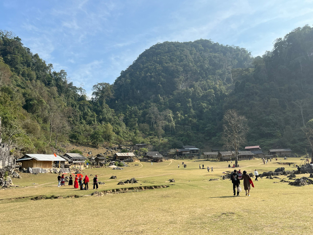Dưới trời xanh, làng "nguyên thủy" đẹp tới sững sờ.