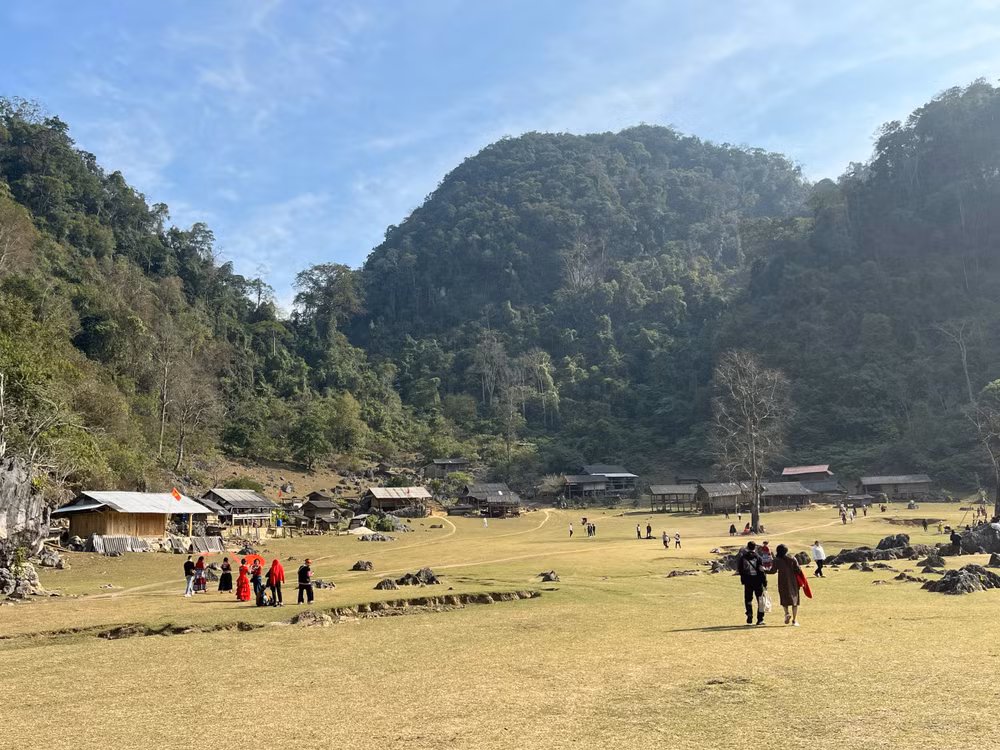 Dưới trời xanh, làng "nguyên thủy" đẹp tới sững sờ.