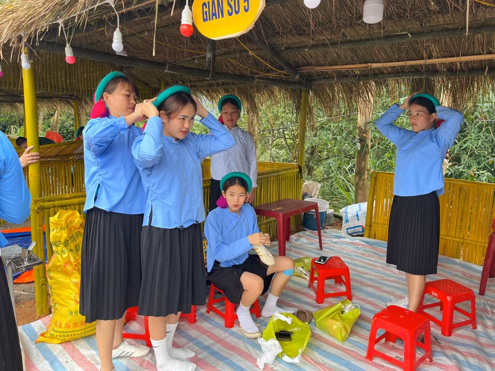 Các cô gái Sán Chỉ chuẩn bị trang phục vào hội.