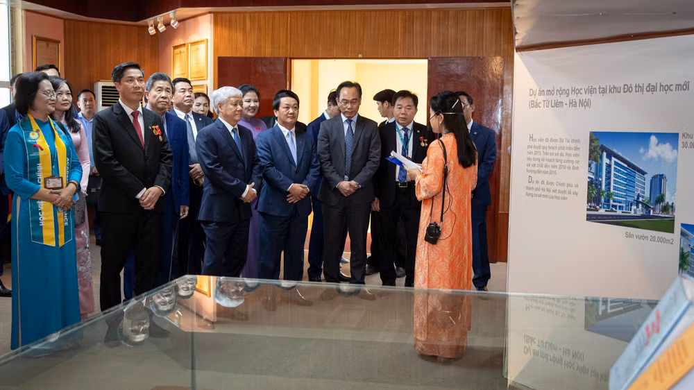 Các đồng chí lãnh đạo Đảng, Nhà nước thăm phòng truyền thống của Học viện. (Ảnh: SƠN TÙNG)