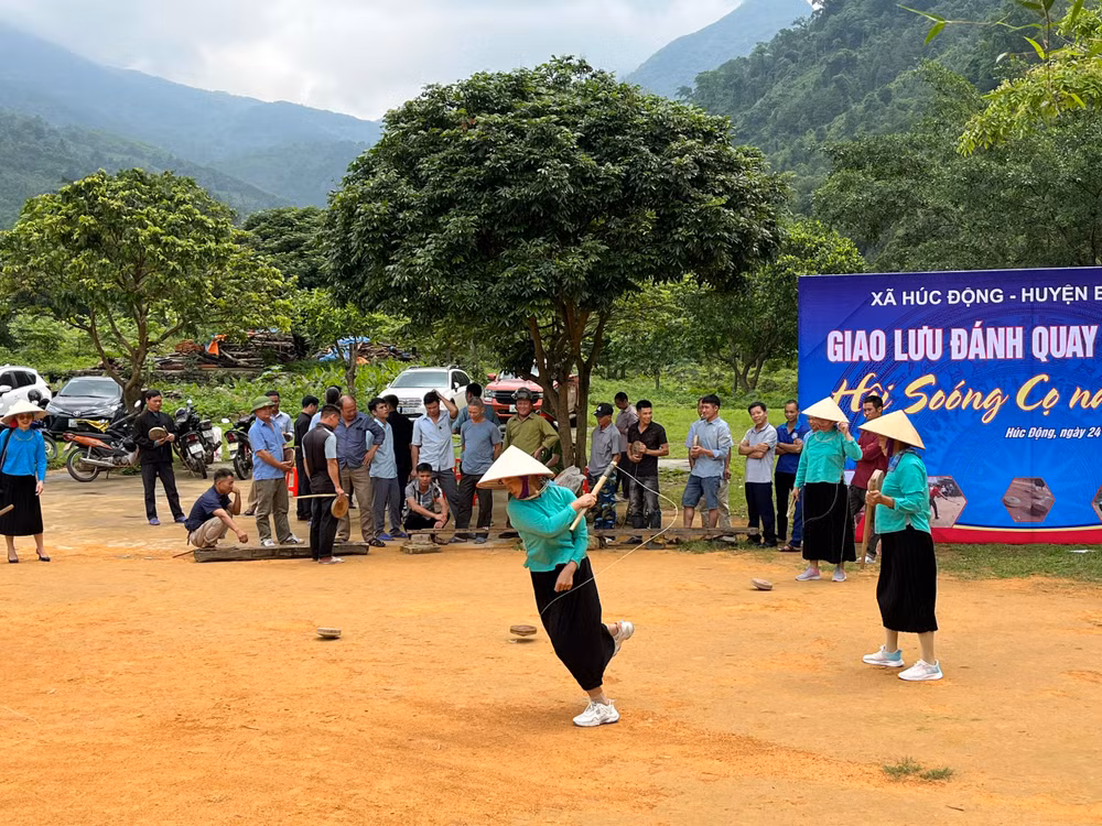 Đánh quay cũng là trò chơi dân gian đặc sắc của người dân bản địa. Con quay được làm từ gỗ dẻ, có hình dáng khác và kích thước lớn hơn con quay ở các vùng miền khác.