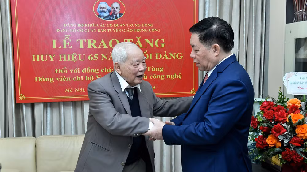 Đồng chí Nguyễn Trọng Nghĩa chúc sức khỏe đồng chí Lê Xuân Tùng. (Ảnh: ĐĂNG KHOA)