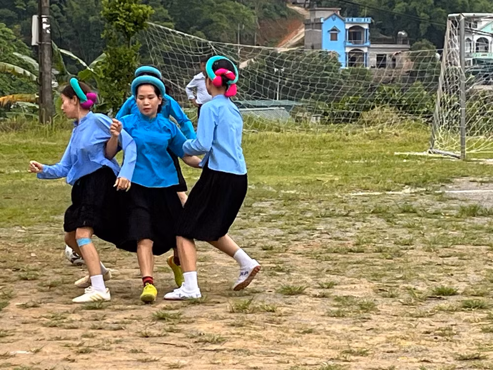 Những pha tranh bóng vừa quyết liệt nhưng thật đẹp mắt.