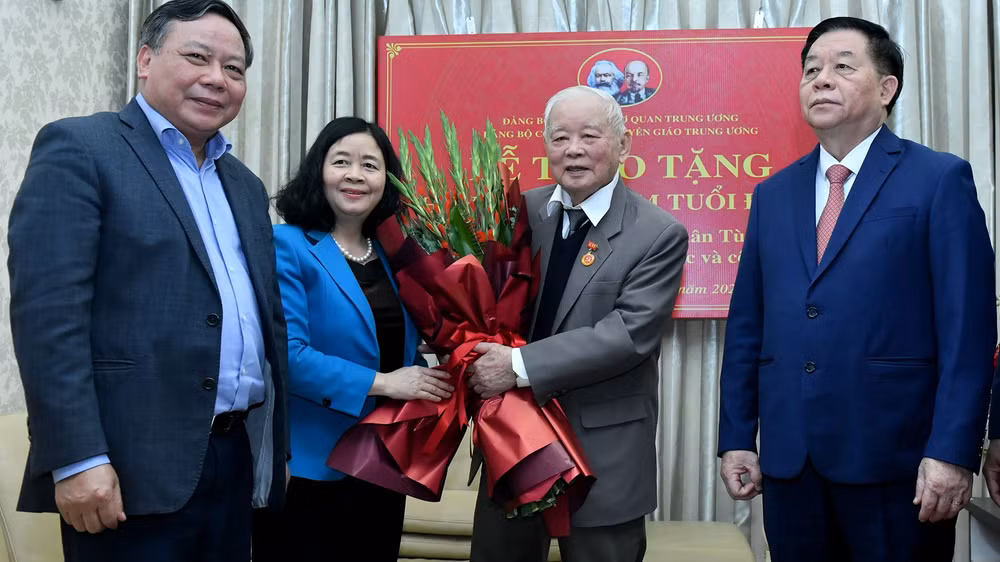 Bí thư Thành ủy Hà Nội Bùi Thị Minh Hoài tặng hoa và chúc mừng đồng chí Lê Xuân Tùng. (Ảnh: ĐĂNG KHOA)