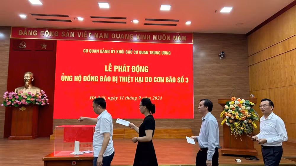Cán bộ, công chức, viên chức của Đảng ủy Khối chia sẻ khó khăn với đồng bào bị thiệt hại do thiên tai.