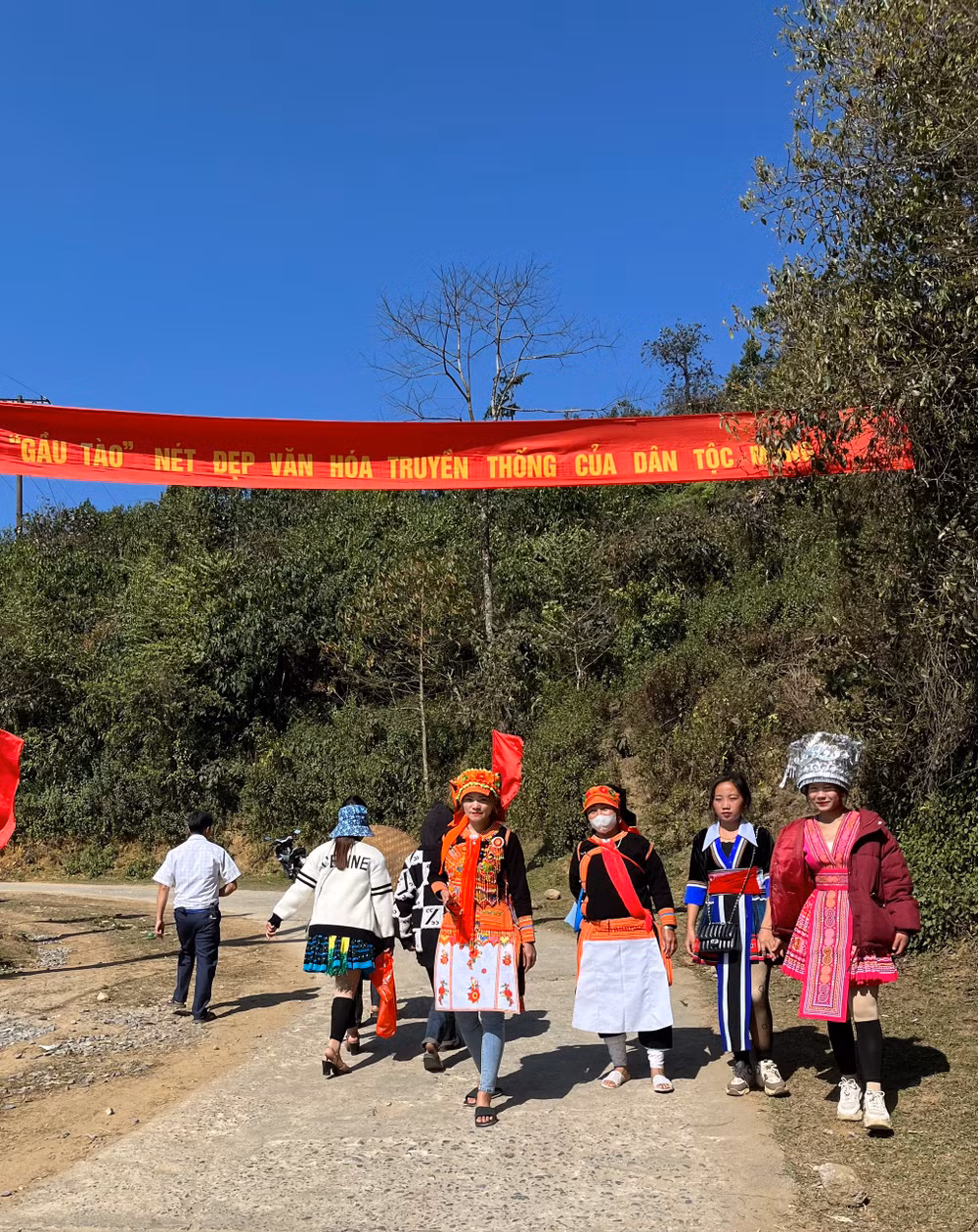 Nô nức đi hội.