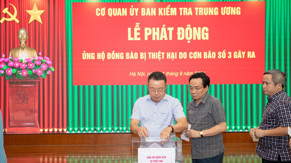 Các đồng chí lãnh đạo Ủy ban Kiểm tra Trung ương tham gia chia sẻ khó khăn với đồng bào bị thiệt hại do cơn bão số 3. (Ảnh: Sơn Tùng)