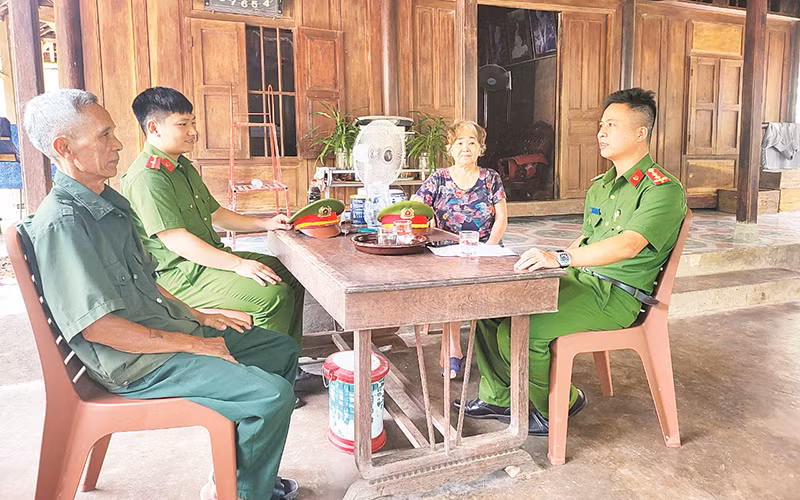 Công an xã Kim Sơn 2 luôn bám dân, bám cơ sở, tích cực lắng nghe tâm tư, nguyện vọng của nhân dân.