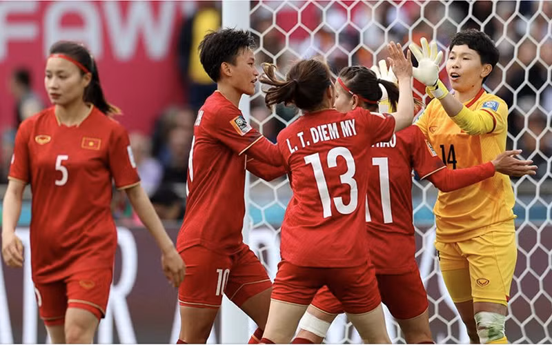 Niềm vui của đội tuyển nữ Việt Nam sau pha cản phá thành công cú sút phạt 11 m của thủ môn Kim Thanh trong trận gặp Mỹ. (Ảnh VFF)